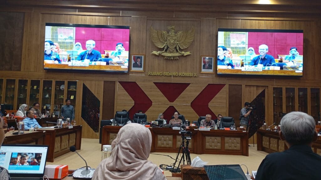 Dr Shobikh - Menyampaikan Paparan saat RDPU dengan Komisi X